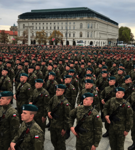 Министр обороны Мариуш Блащак сказал, что его задача увеличение численности солдат в Польше
